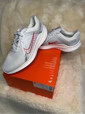 New Nike Quest 5 -size 12 women/10.5 men